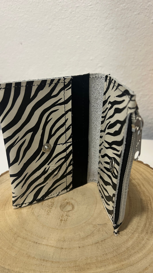 Carteira em Couro - Estilo Zebra com Fecho e Mola