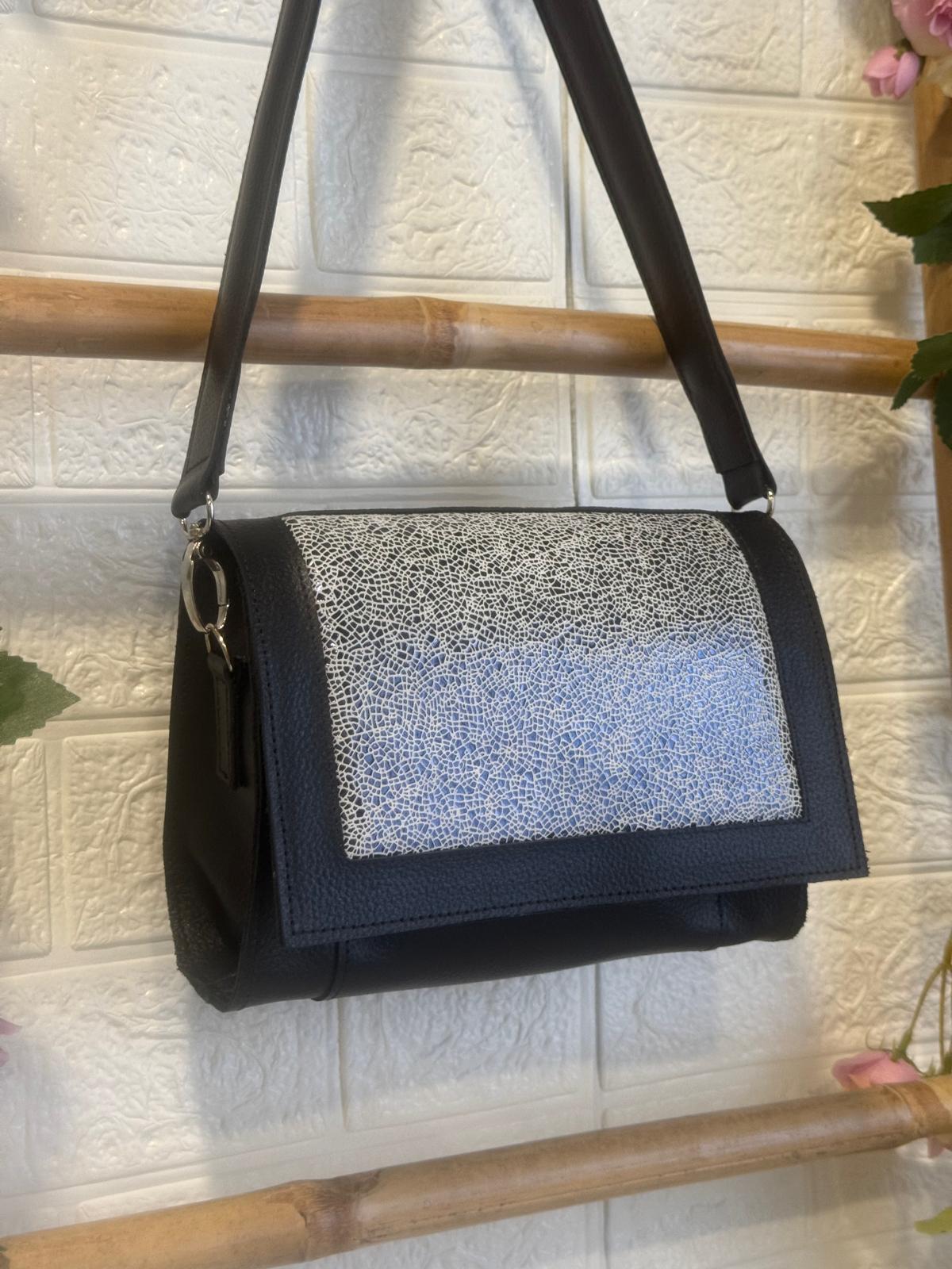 Bolsa em Couro Preto - Painel frontal com textura artística