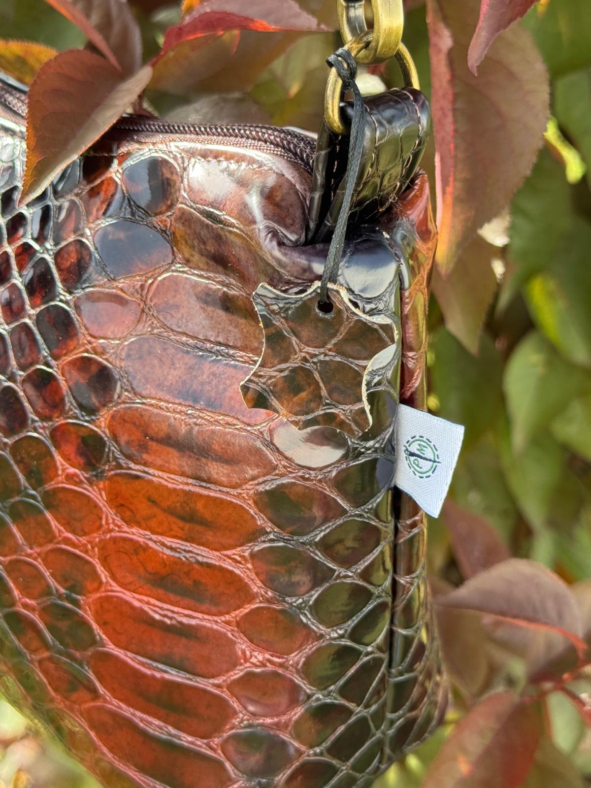 Bolsa em Couro – Castanha com Textura Reptiliana