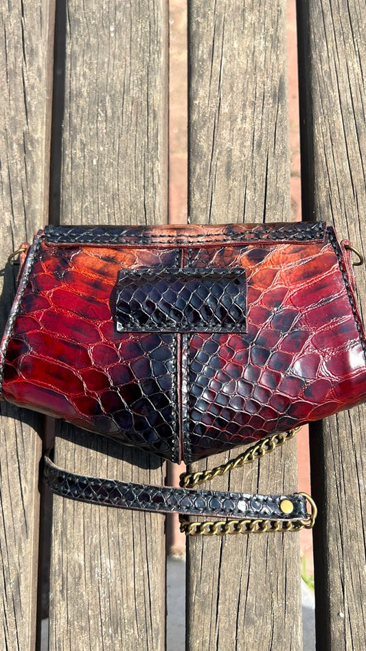 Bolsa em Couro – Efeito Piton Castanho e Vermelho (2 em 1 – de Mão ou Cintura)