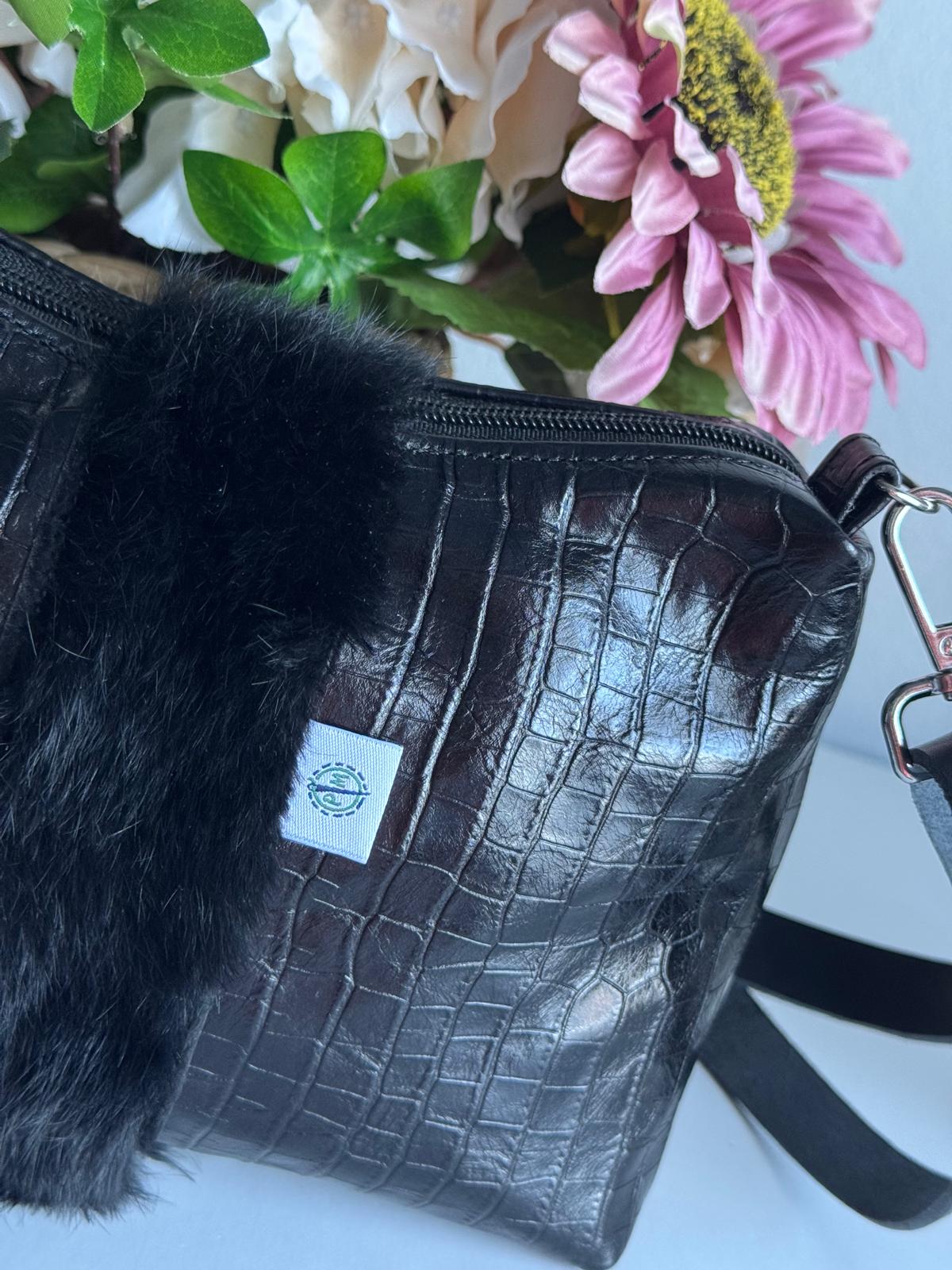 Bolsa em Couro - Preto com Textura Crocodilo e Detalhe em Pelo