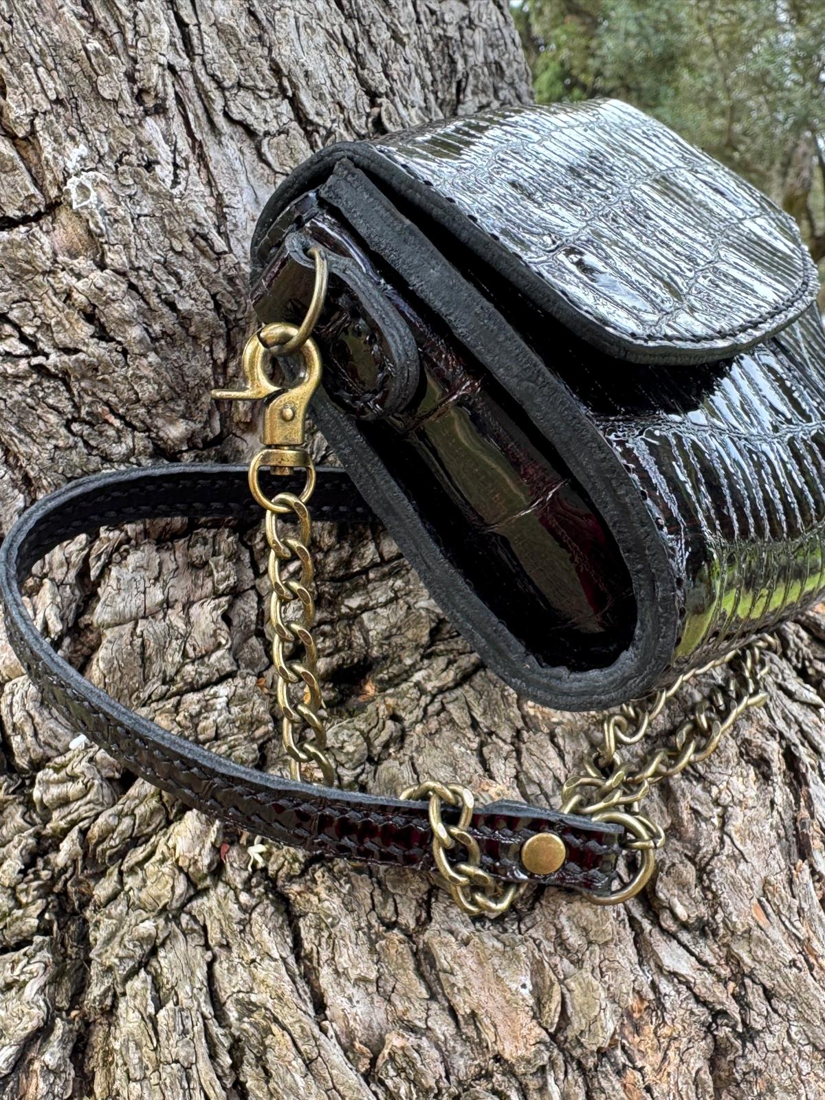 Bolsa em Couro – Raiado Bordeaux com Textura Crocodilo (2 em 1 – de Mão ou Cintura)