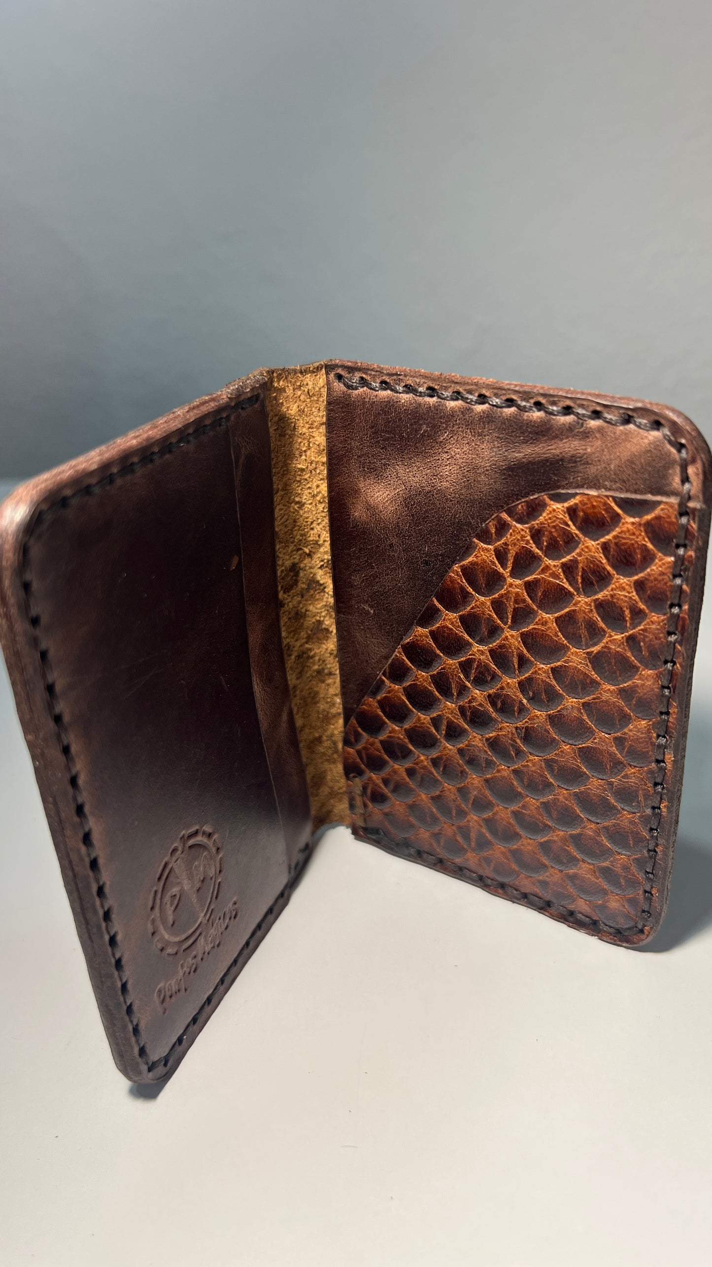 Porta Cartões em Couro - Padrão Castanho com Textura Escamada