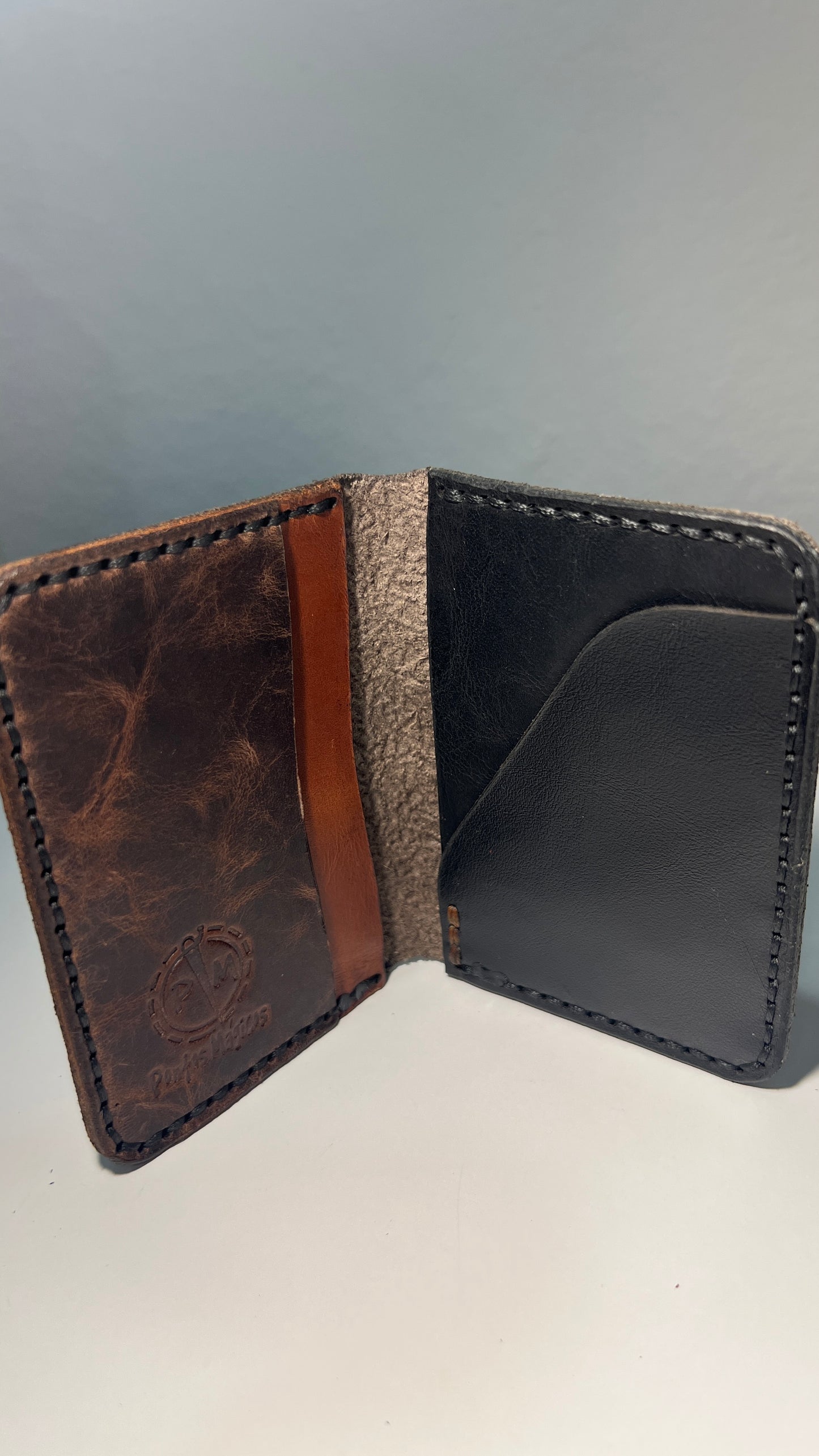 Porta Cartões em Couro - Padrão Cinza com Textura Abstrata