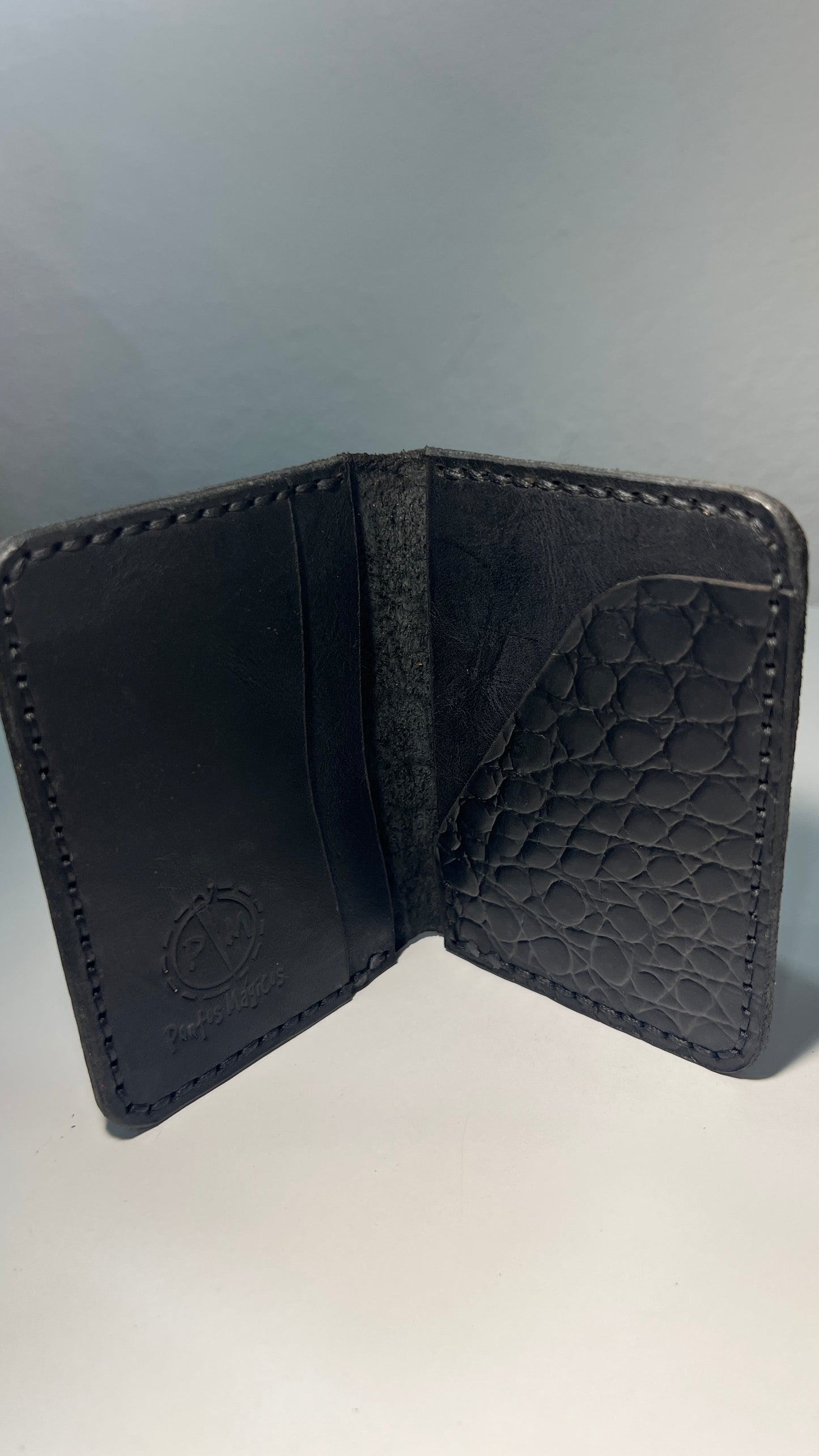 Porta Cartões em Couro – Padrão Crocodilo Preto