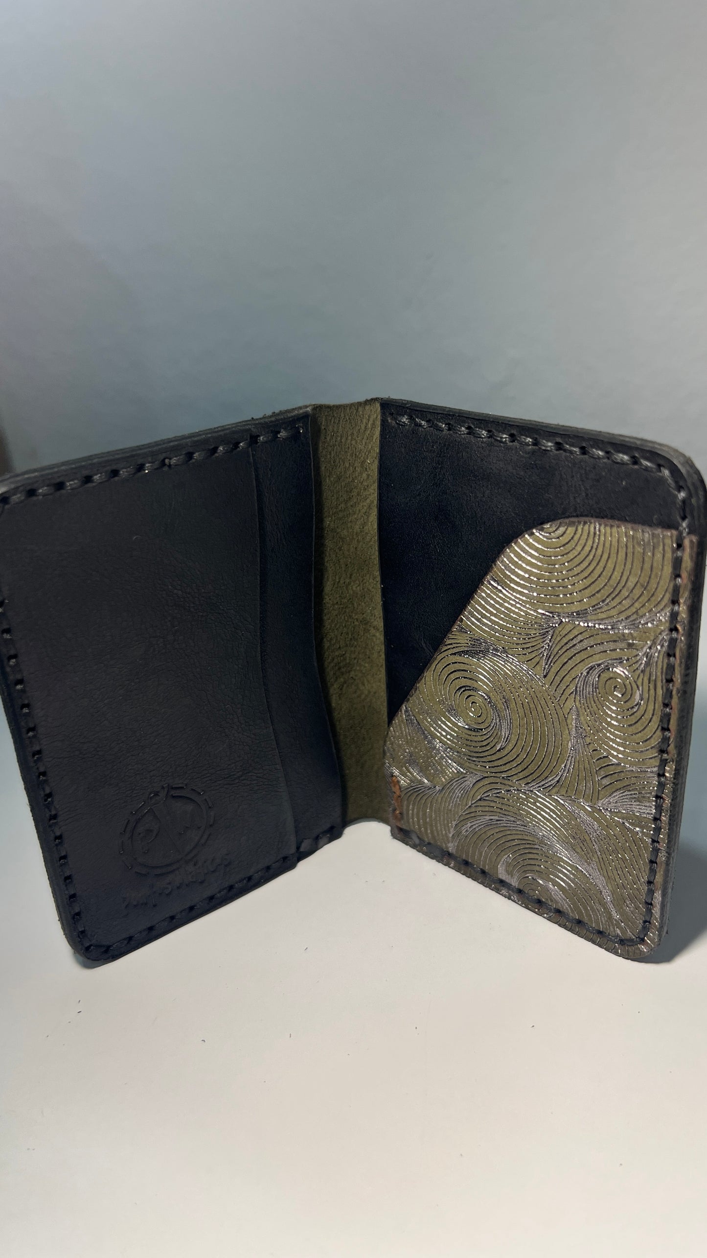 Porta cartões em Couro – Padrão Verde Espiral Metálico