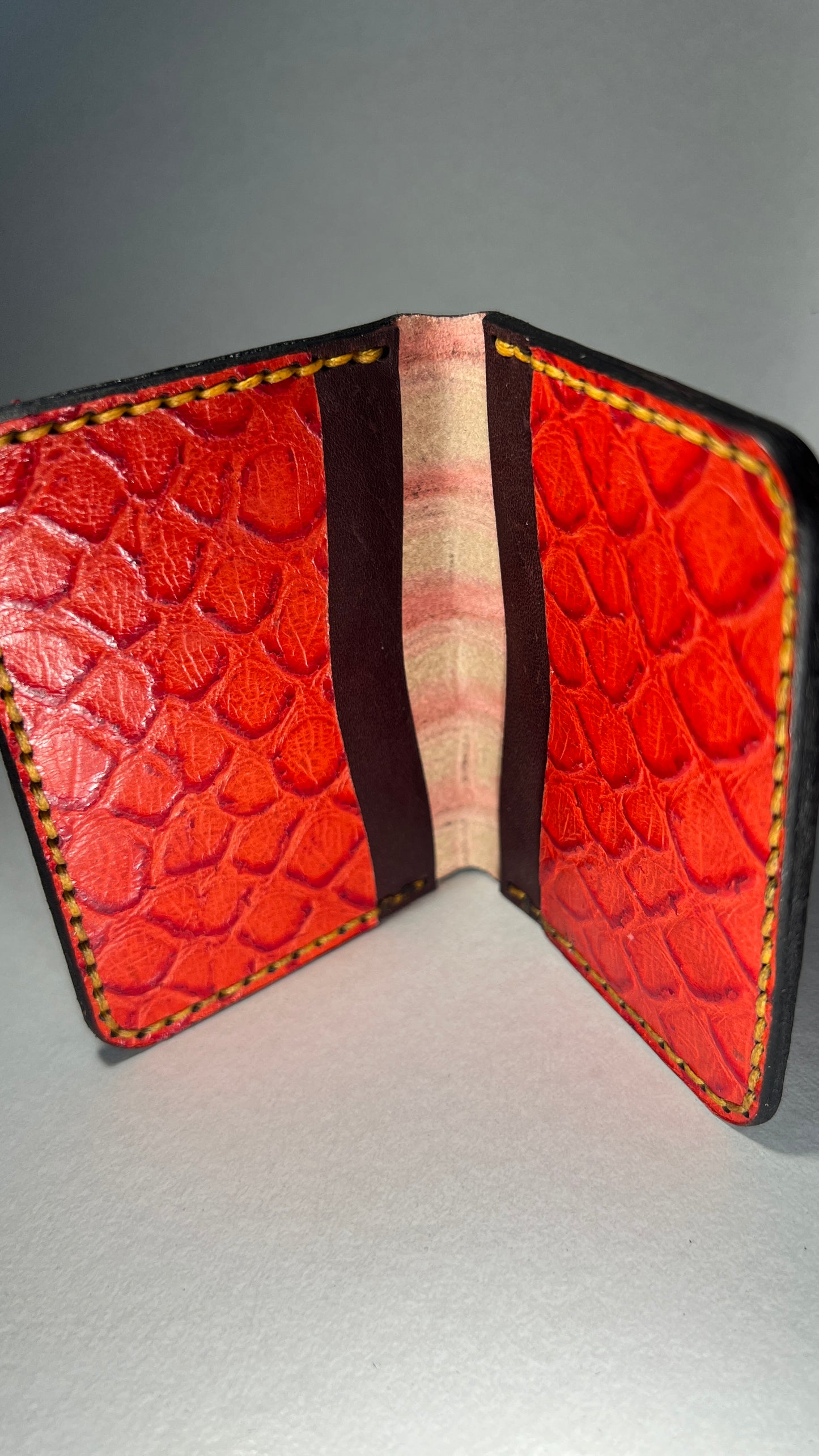 Porta Cartões em Couro - Vermelho Padrão Crocodilo 1