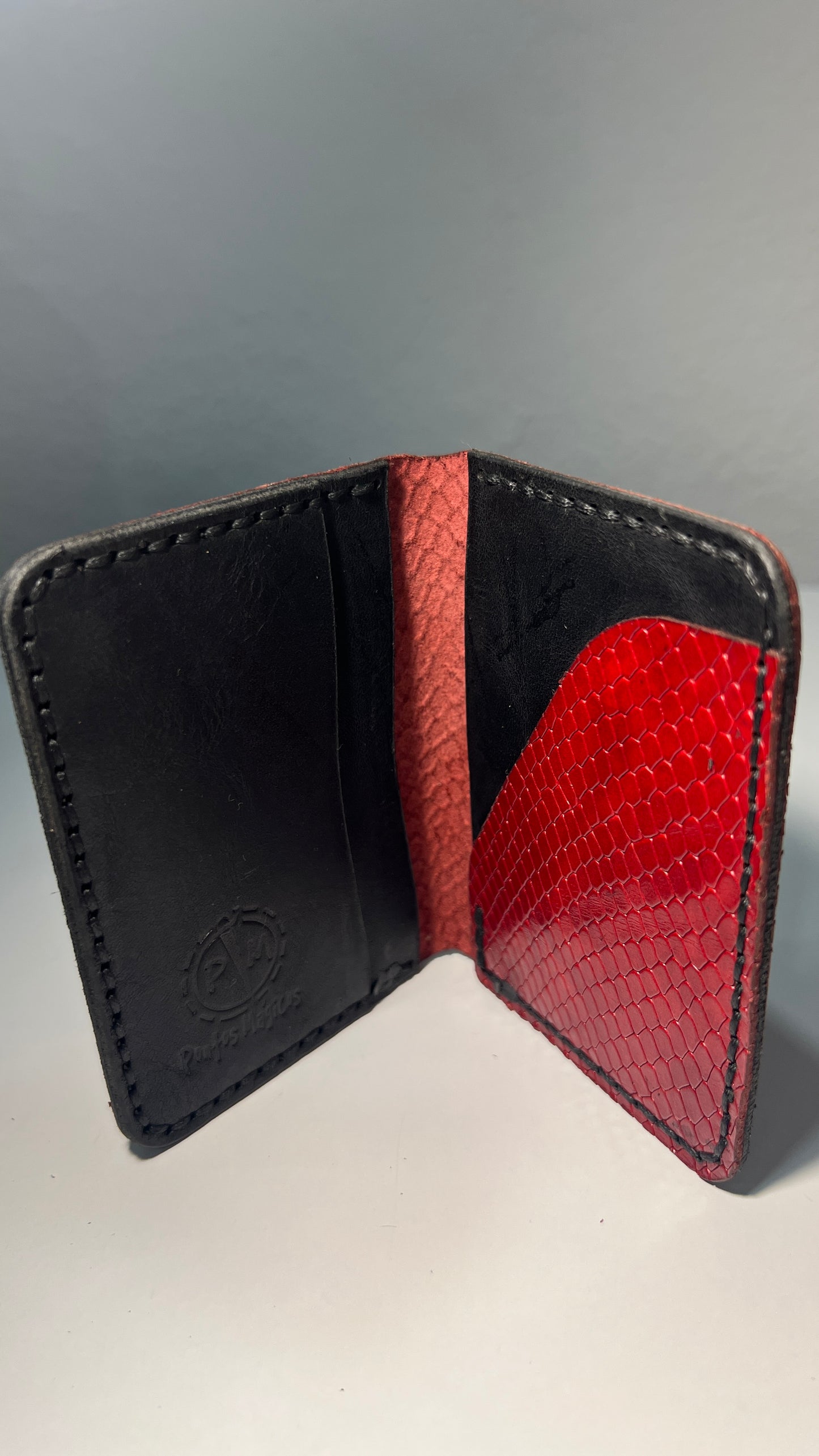 Porta Cartões em Couro – Vermelho com Textura Reptiliana