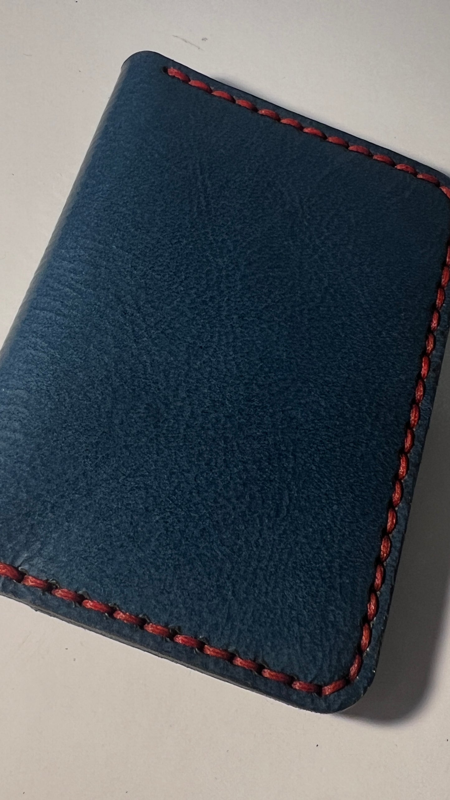 Porta Cartões em Couro - Azul com Costura Vermelha