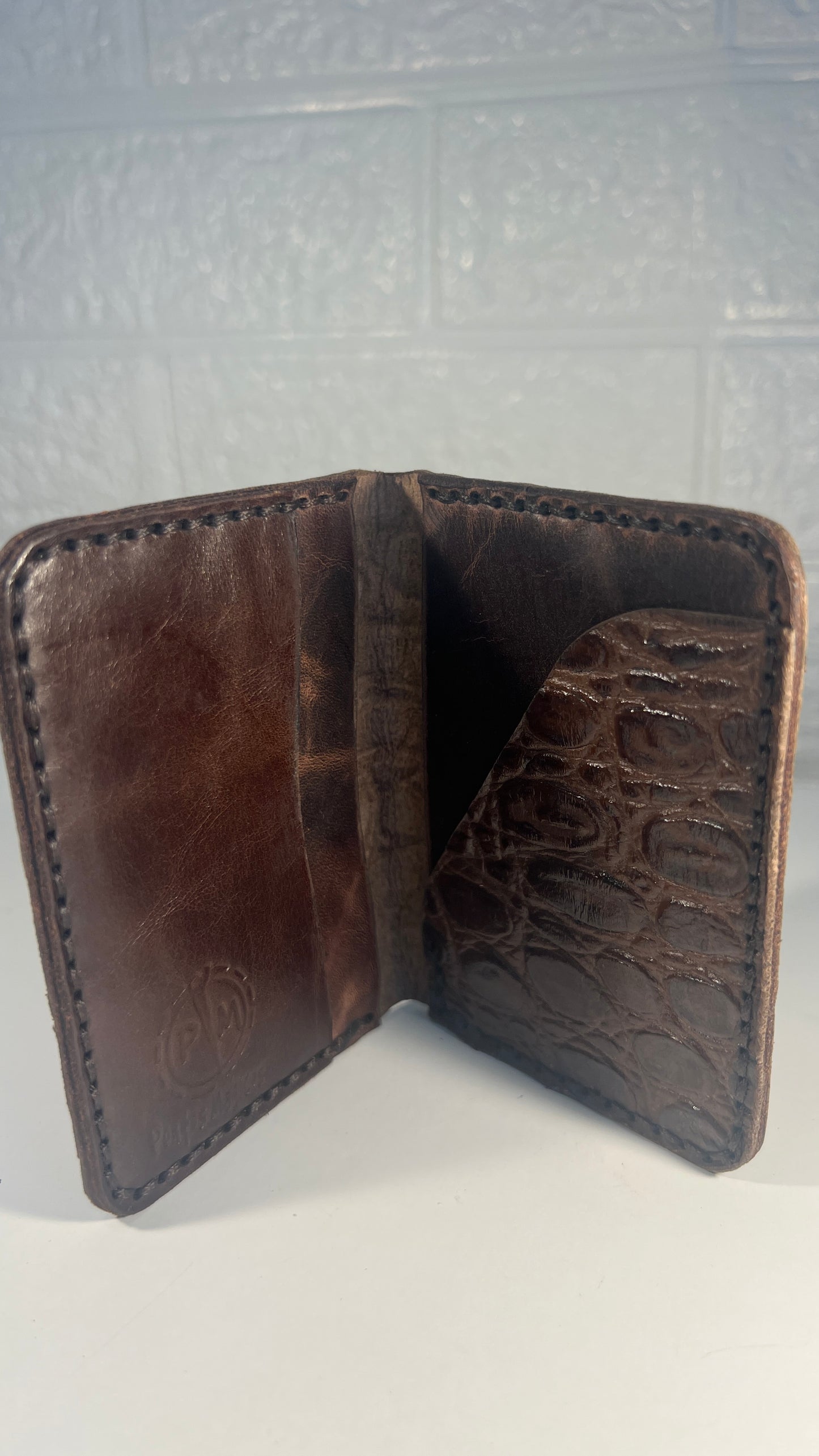 Porta Cartões em Couro “Café Croco” – Textura Croco em Tom Chocolate