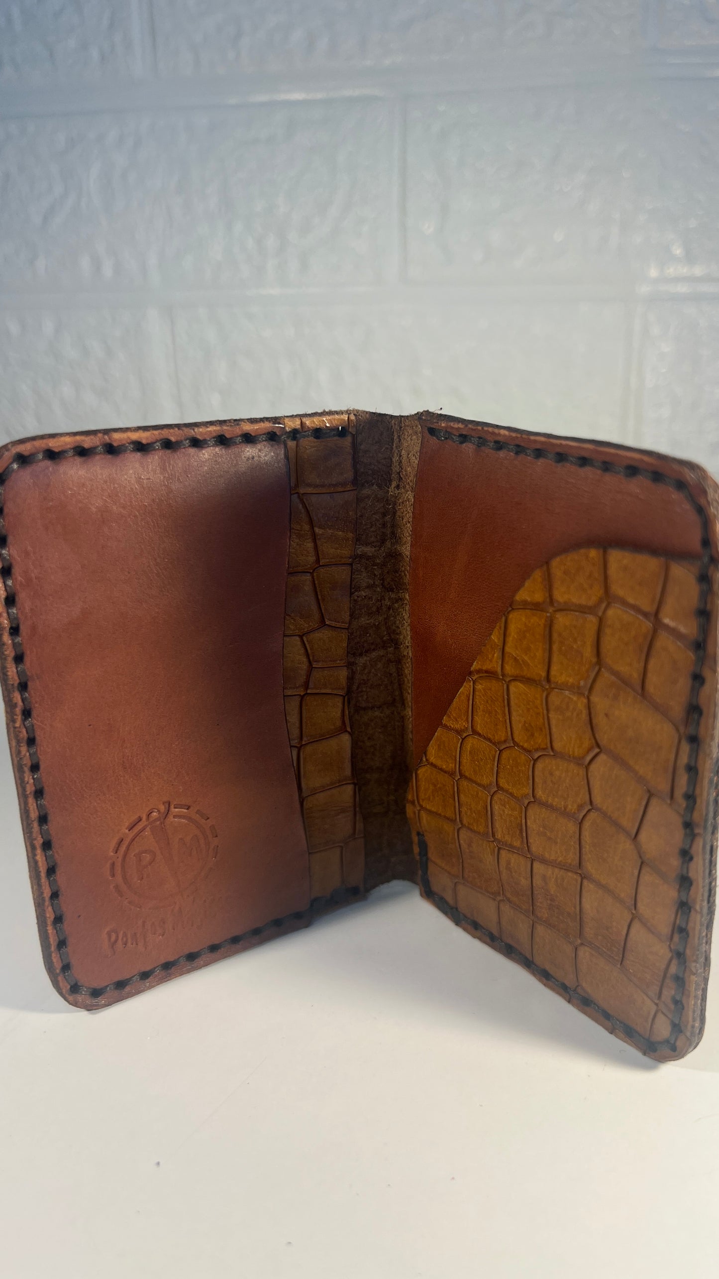 Porta Cartões em Couro “Caramel Croco Classic” – Textura Crocodilo Caramelo