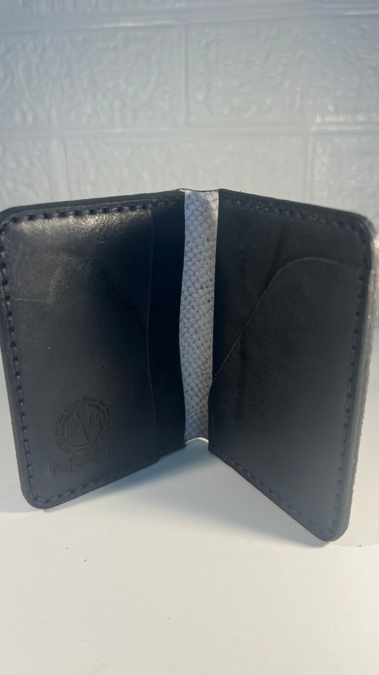 Porta Cartões em Couro “Silver Python” – Luxo Texturado em Prata