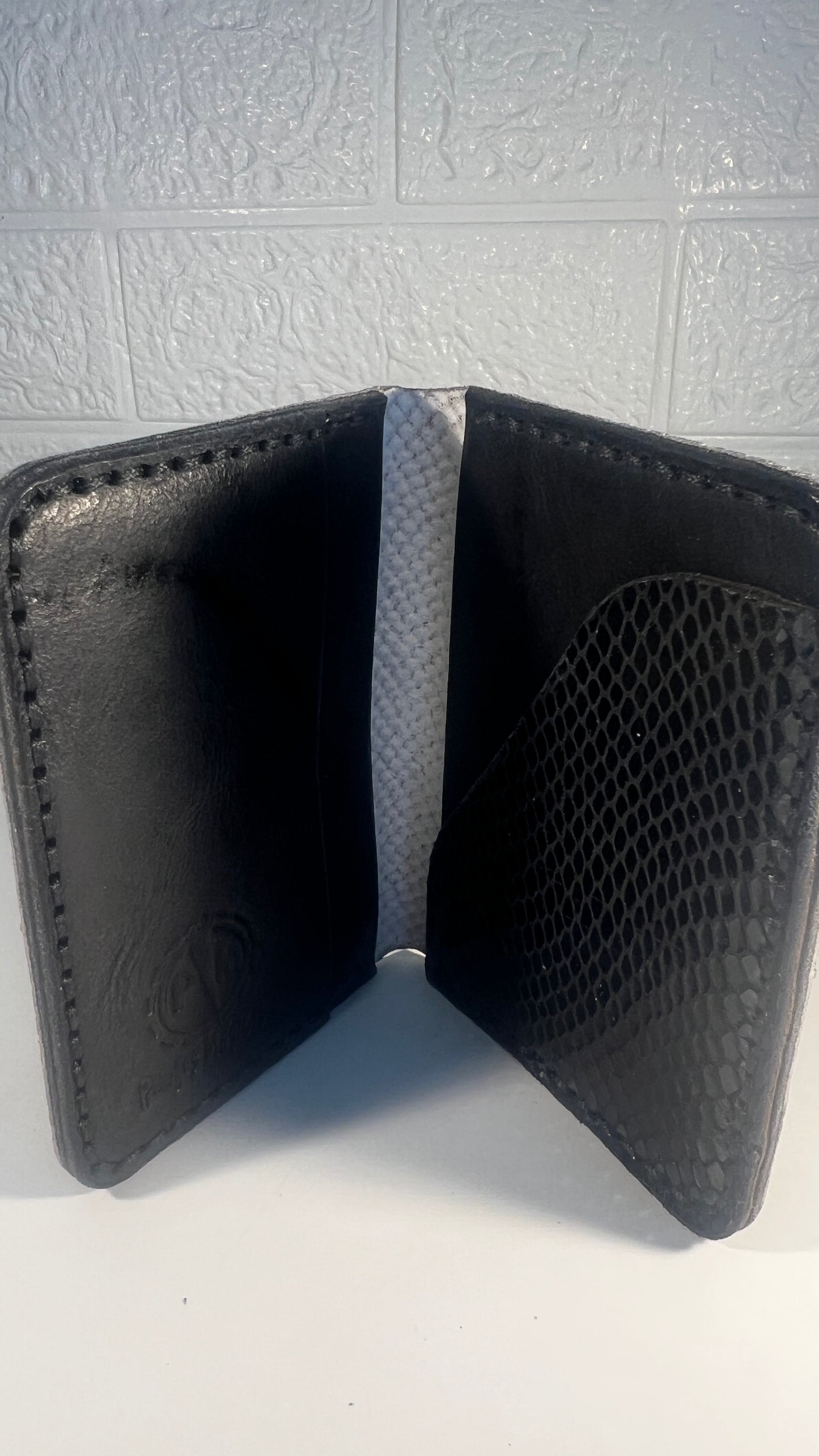 Porta Cartões em Couro “Silver Scale” – Textura Elegante em Tom Prateado