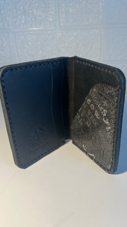 Porta Cartões em Couro “Urban Noir II” – Edição Arte Urbana em Preto e Cinza