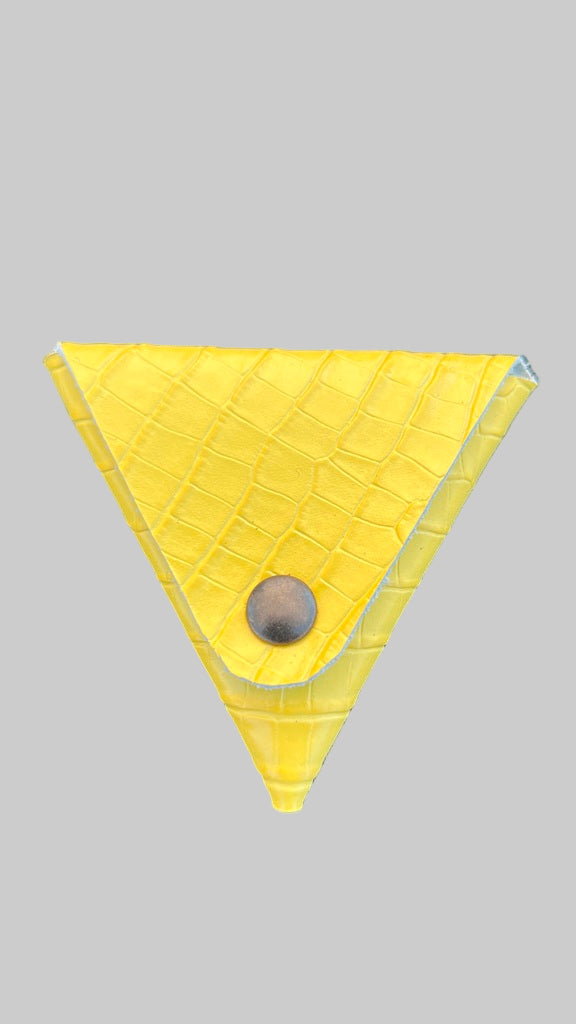Porta Moedas Triangular em Couro – Amarelo Textura Crocodilo