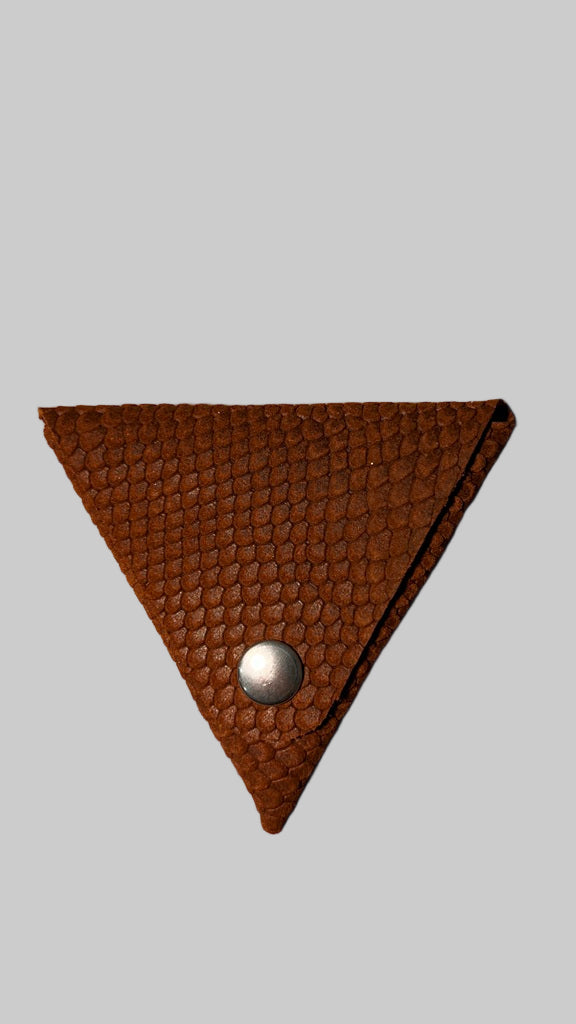 Porta Moedas Triangular em Couro – Castanho Escuro com Textura de Escamas