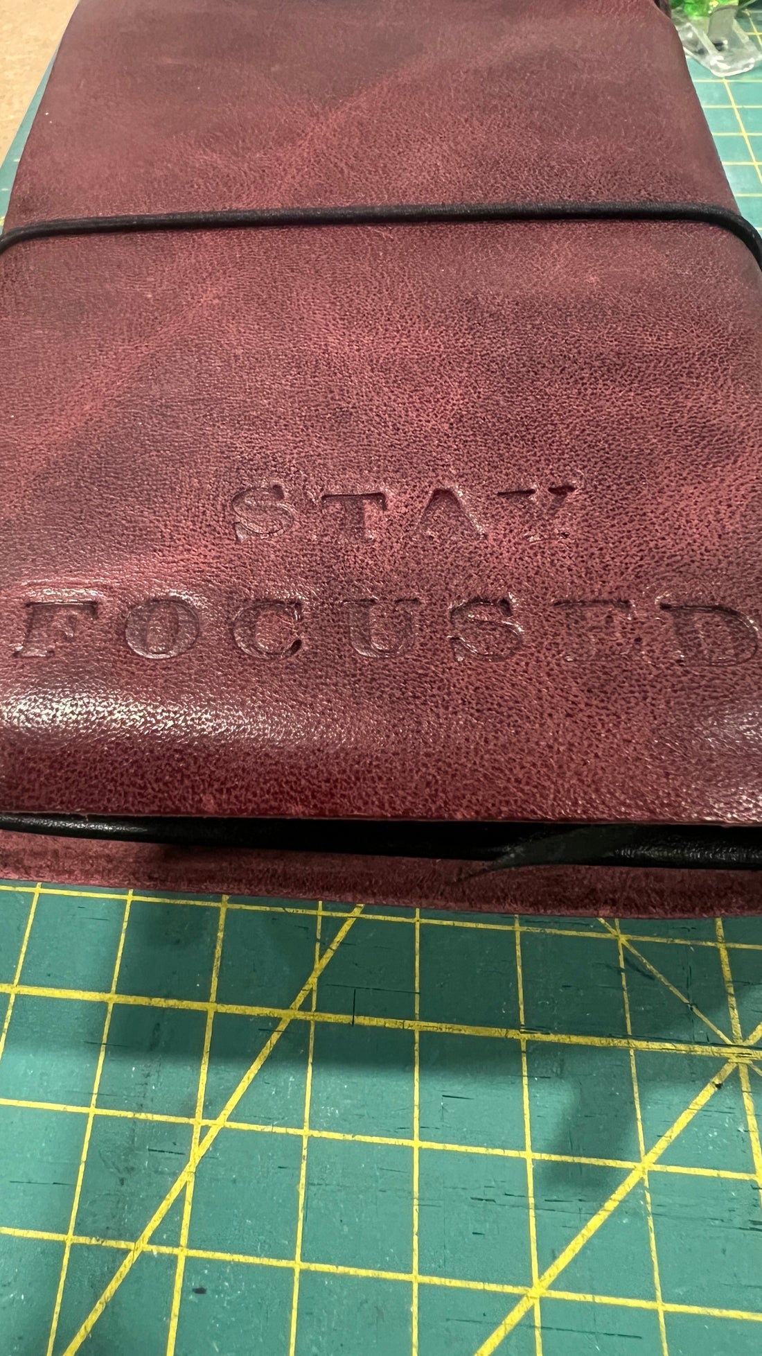 Couro sustentável e artesanal: como a PM - Pontos Mágicos transforma matéria-prima em peças únicas