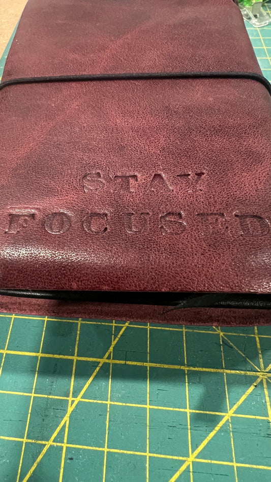 Couro sustentável e artesanal: como a PM - Pontos Mágicos transforma matéria-prima em peças únicas