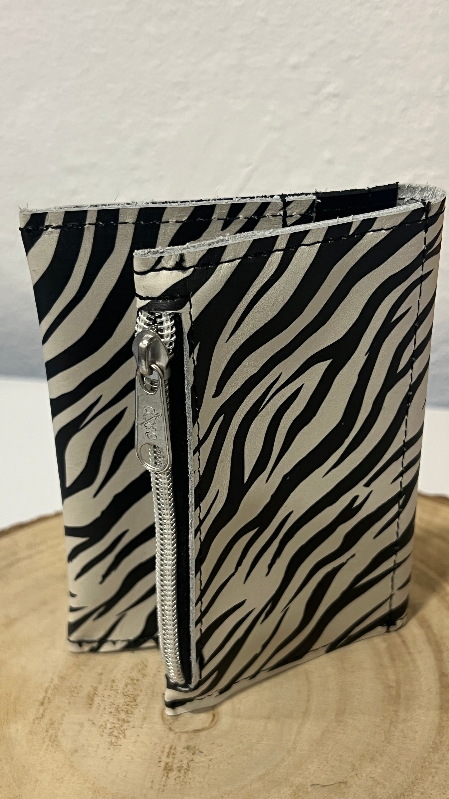 Carteira em Couro - Estilo Zebra com Fecho e Mola