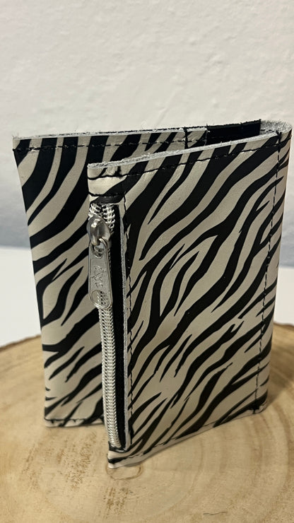 Carteira em Couro - Estilo Zebra com Fecho e Mola