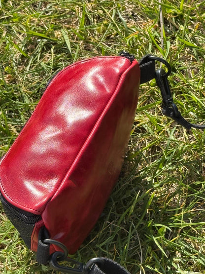 Bolsa de Cintura em Couro “Red Contrast” – Para Quem Não Passa Despercebido