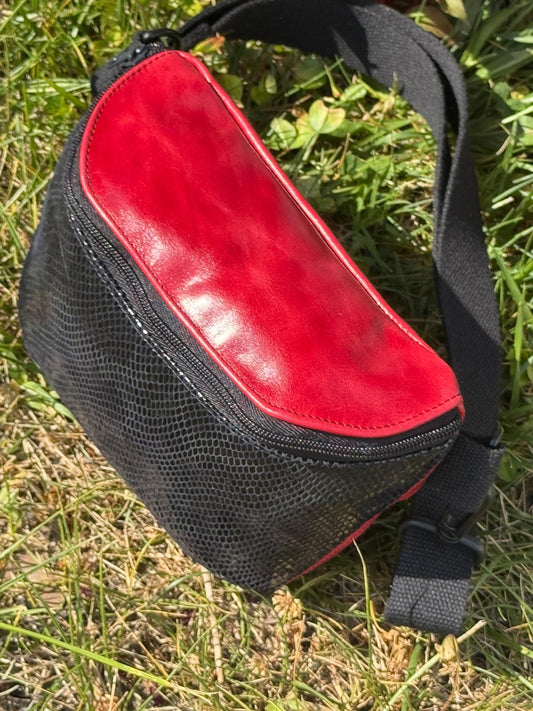 Bolsa de Cintura em Couro “Red Contrast” – Para Quem Não Passa Despercebido