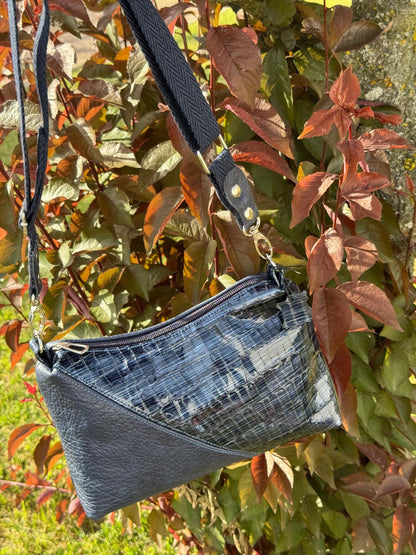 Bolsa em Couro – Azul com Detalhe Reptiliano