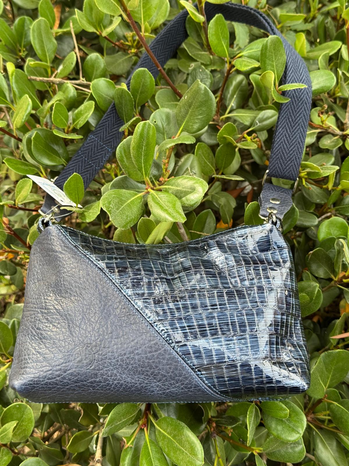 Bolsa em Couro – Azul com Detalhe Reptiliano