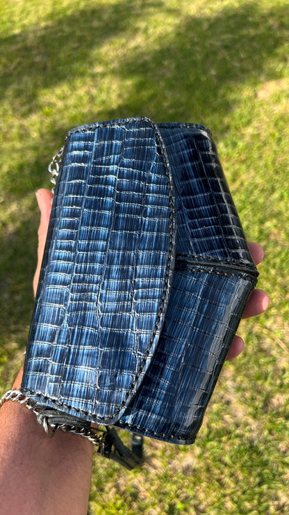 Bolsa em Couro – Azul com Textura Crocodilo (2 em 1 – de Mão ou Cintura)