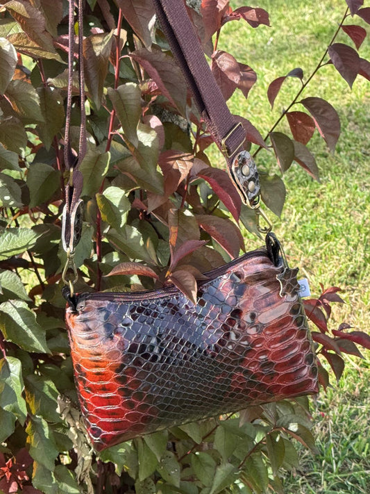 Bolsa em Couro – Castanha com Textura Reptiliana