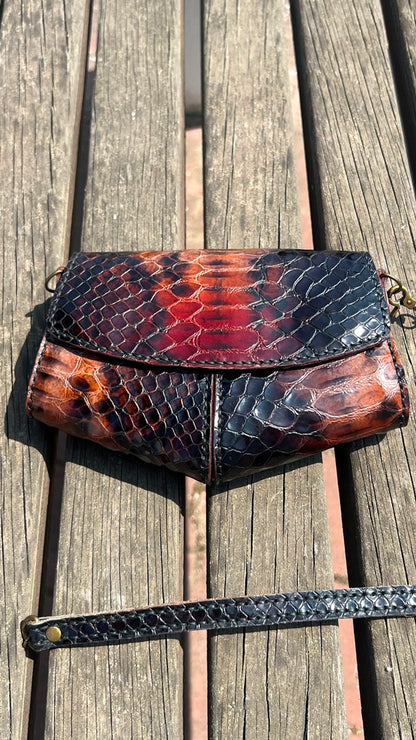Bolsa em Couro – Efeito Piton Castanho e Vermelho (2 em 1 – de Mão ou Cintura)