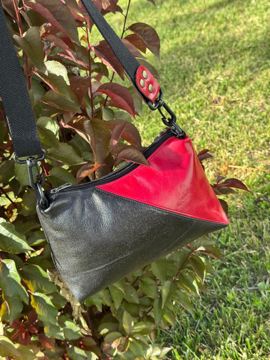 Bolsa em Couro – Preta com Detalhe Vermelho