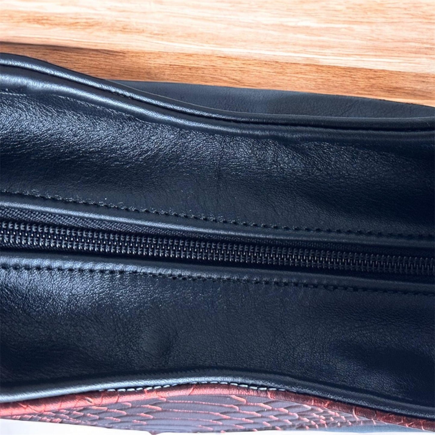 Bolsa em Couro - Preto com Detalhe Crocodilo Bordeaux – Exclusiva