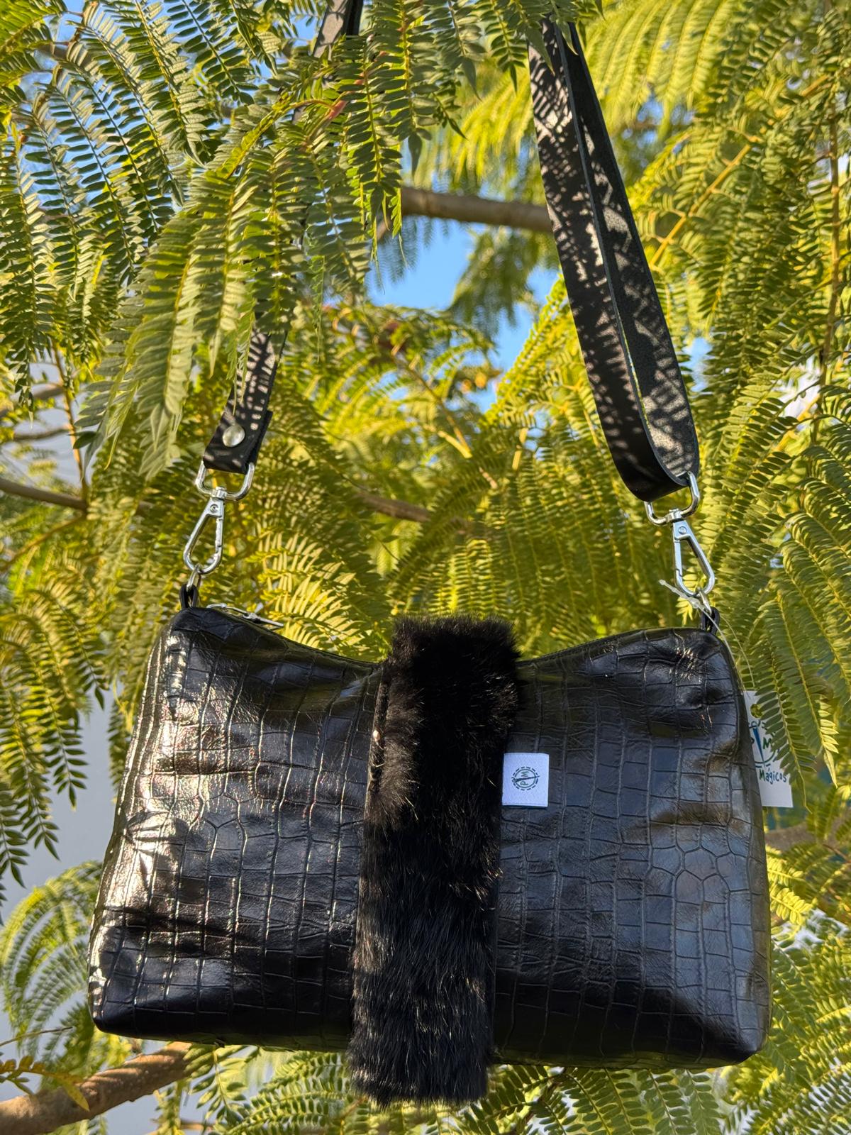 Bolsa em Couro - Preto com Textura Crocodilo e Detalhe em Pelo