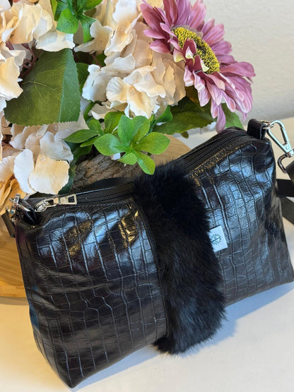 Bolsa em Couro - Preto com Textura Crocodilo e Detalhe em Pelo