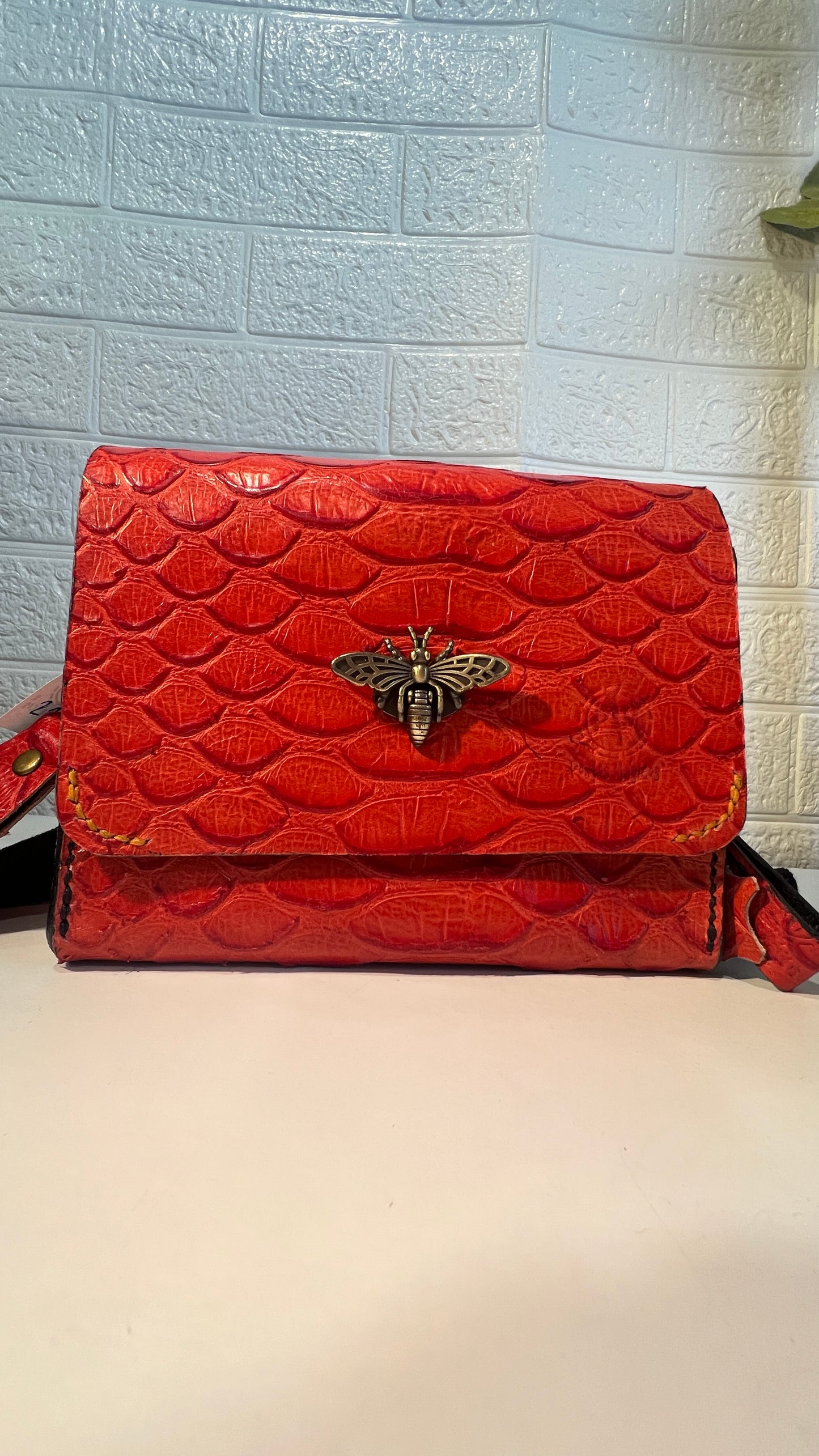 Bolsa em Couro - Vermelho Textura Escamas – Artesanal com Aplique de Abelha