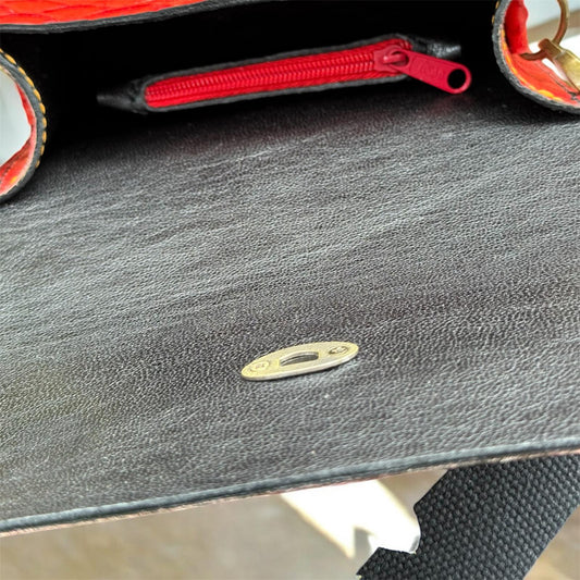 Bolsa em Couro - Vermelho Textura Escamas – Artesanal com Aplique de Abelha