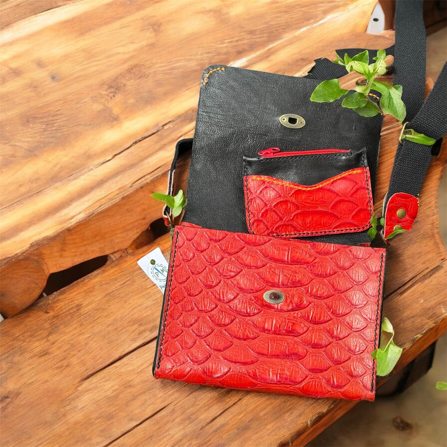 Bolsa em Couro - Vermelho Textura Escamas – Artesanal com Aplique de Abelha