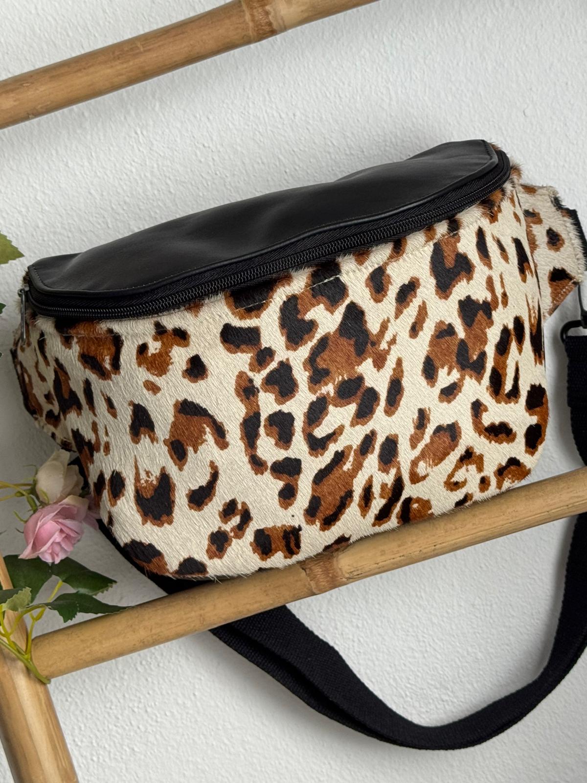 Bolsa de Cintura em Couro e Pelo com Padrão Leopardo – Estilo Marcante e Exclusivo