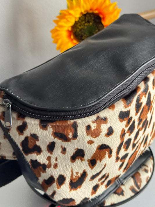 Bolsa de Cintura em Couro e Pelo com Padrão Leopardo – Estilo Marcante e Exclusivo