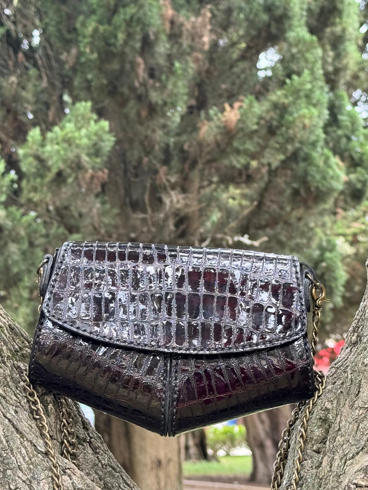 Bolsa em Couro – Raiado Bordeaux com Textura Crocodilo (2 em 1 – de Mão ou Cintura)
