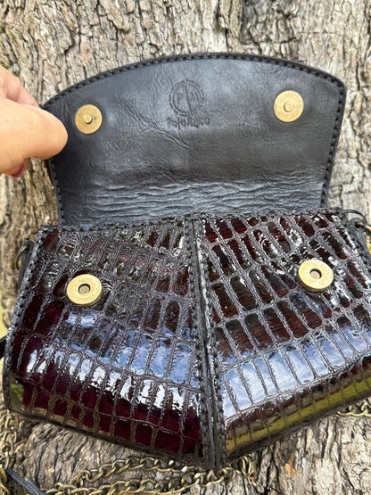 Bolsa em Couro – Raiado Bordeaux com Textura Crocodilo (2 em 1 – de Mão ou Cintura)