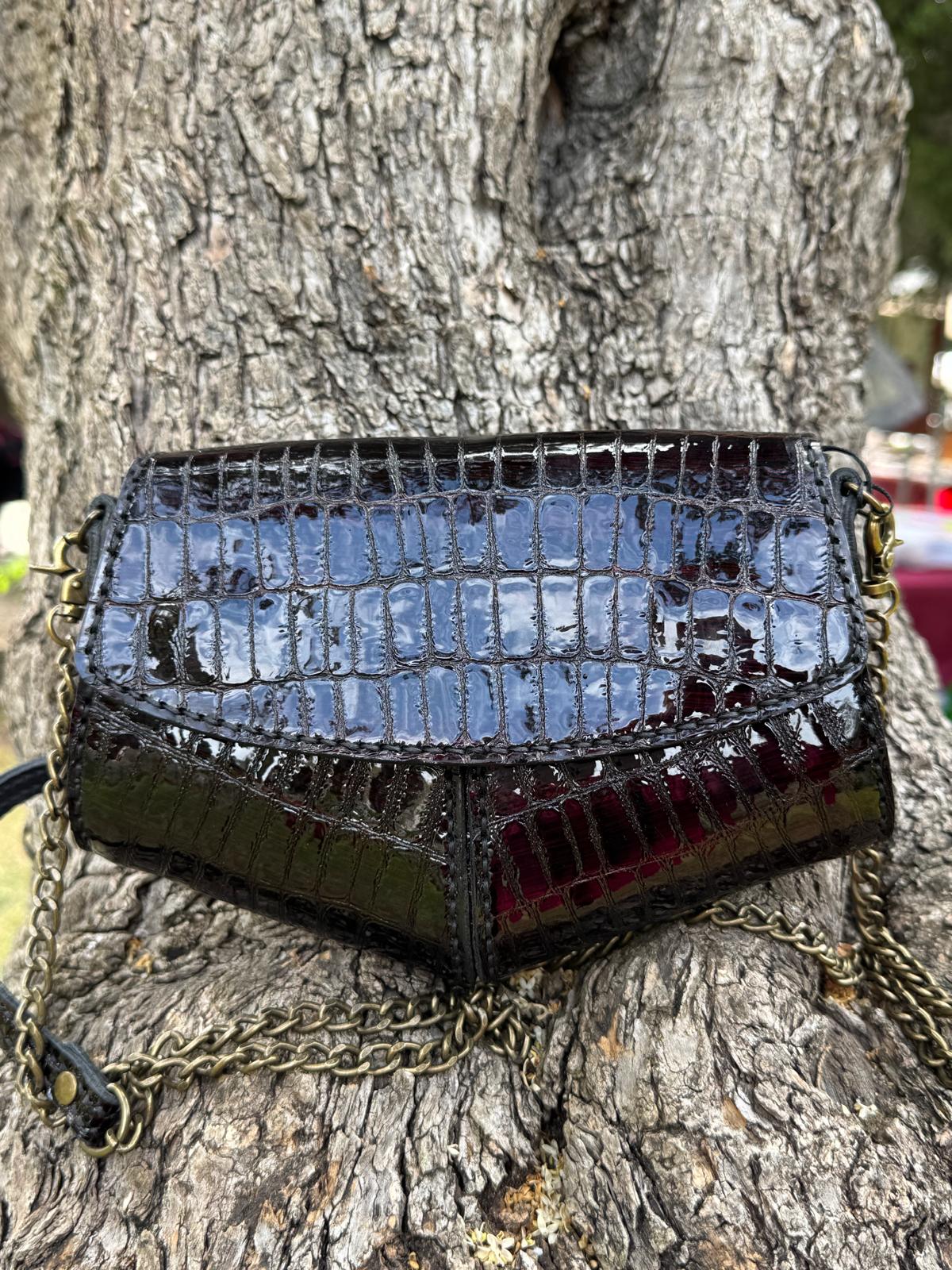 Bolsa em Couro – Raiado Bordeaux com Textura Crocodilo (2 em 1 – de Mão ou Cintura)