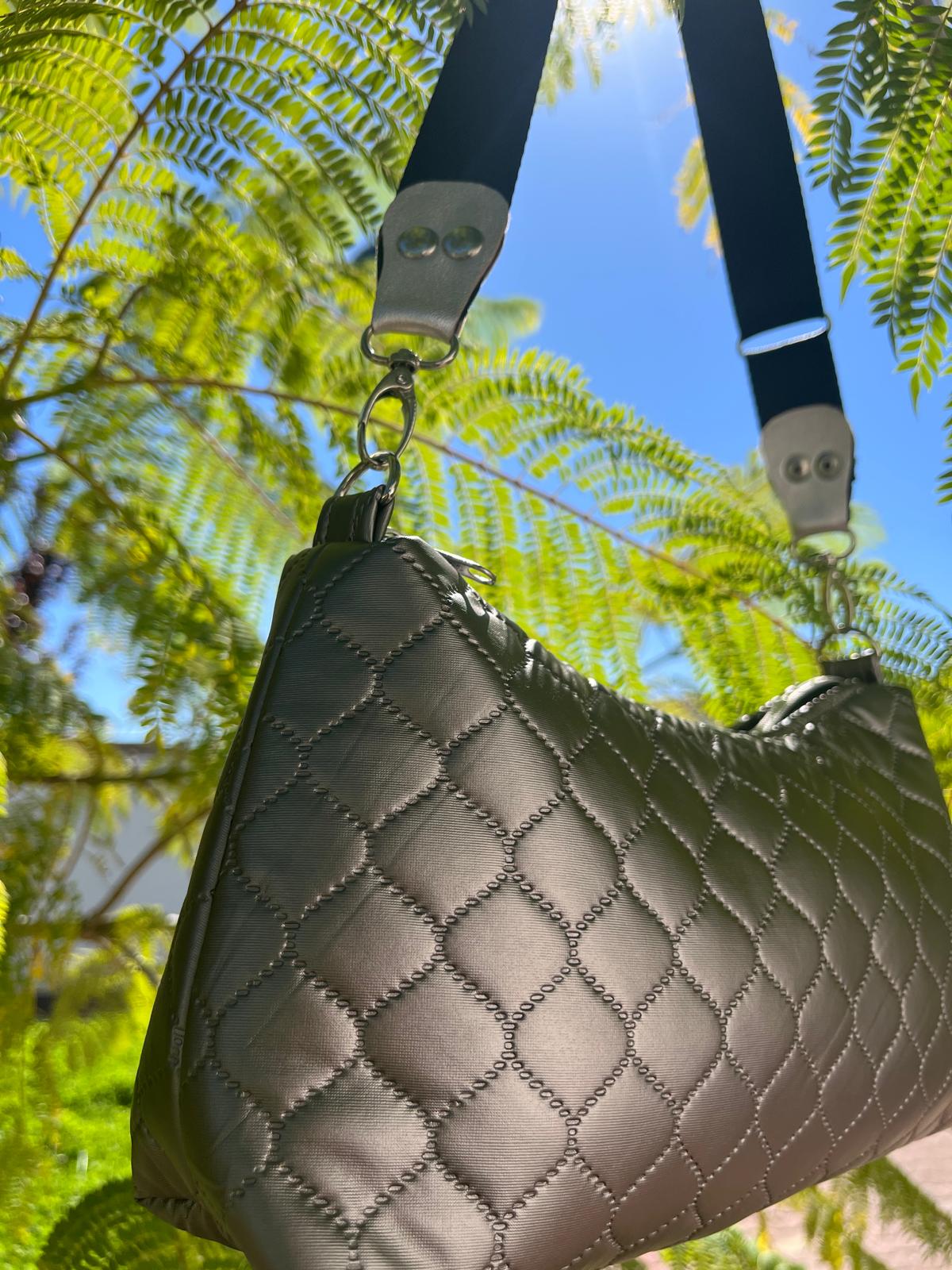 Bolsa em Tecido – Acolchoada Prateada com Alça Regulável