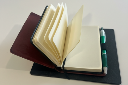 Caderno de Viagem em Couro Bordeaux – Stay Focused