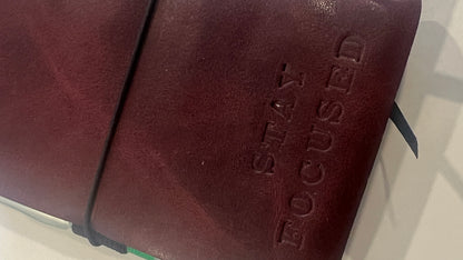 Caderno de Viagem em Couro Bordeaux – Stay Focused