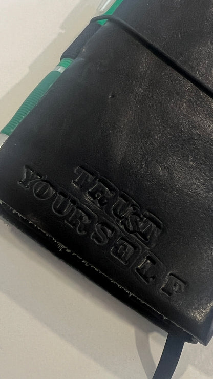 Caderno de Viagem em Couro Preto – Trust Yourself