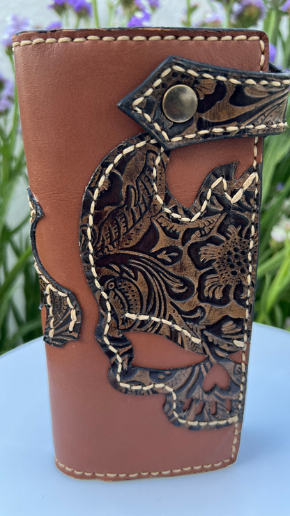 Carteira em Couro - com Aplicações Florais e Caveira