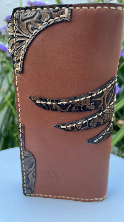 Carteira em Couro - com Aplicações Florais e Caveira