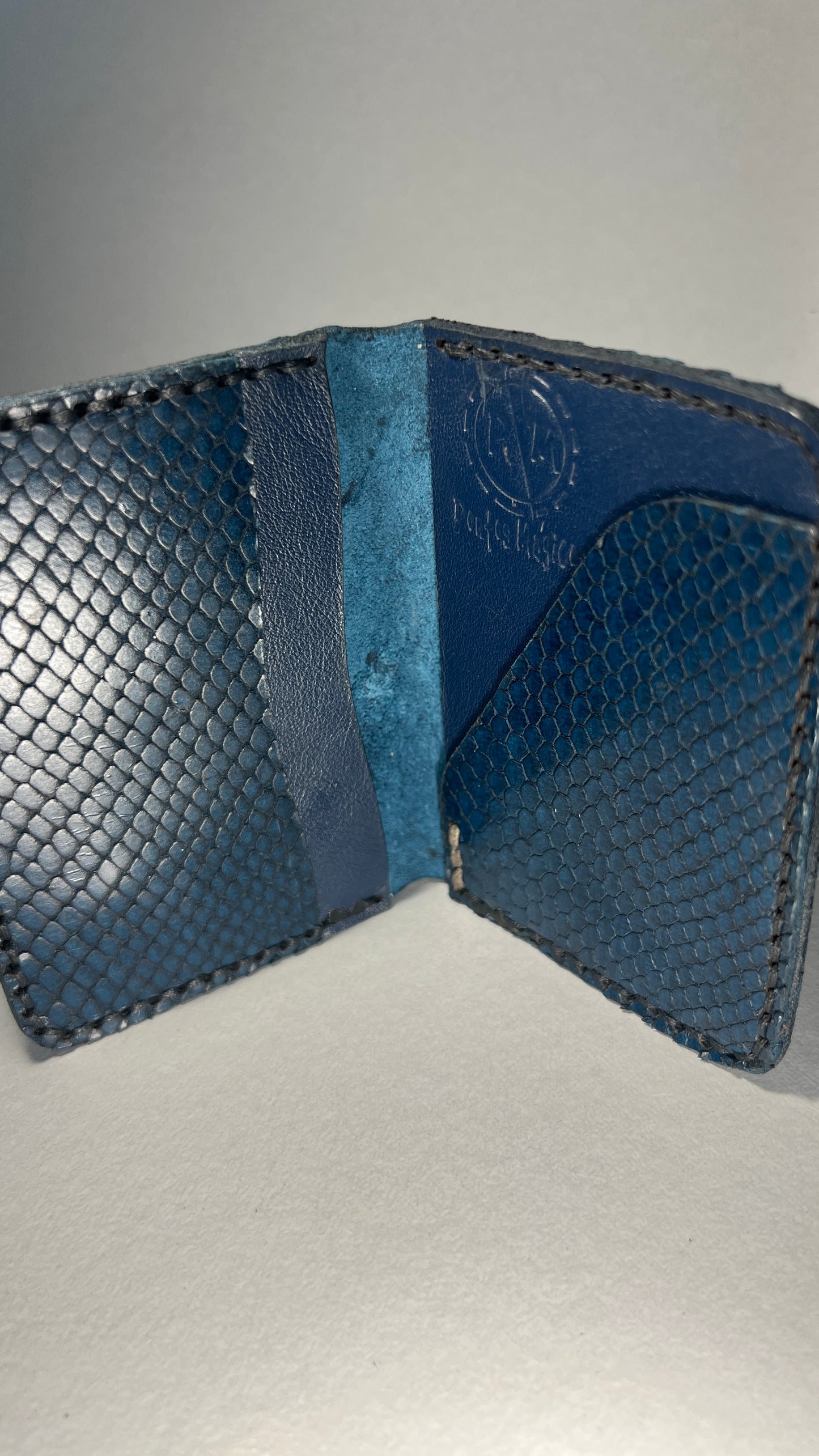 Porta Cartões em Couro – Azul com Padrão Piton